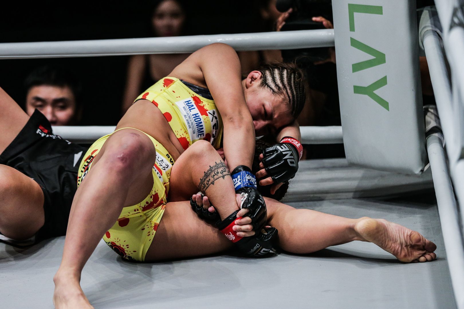 Ayaka Miura defeats Maira Mazar by submission