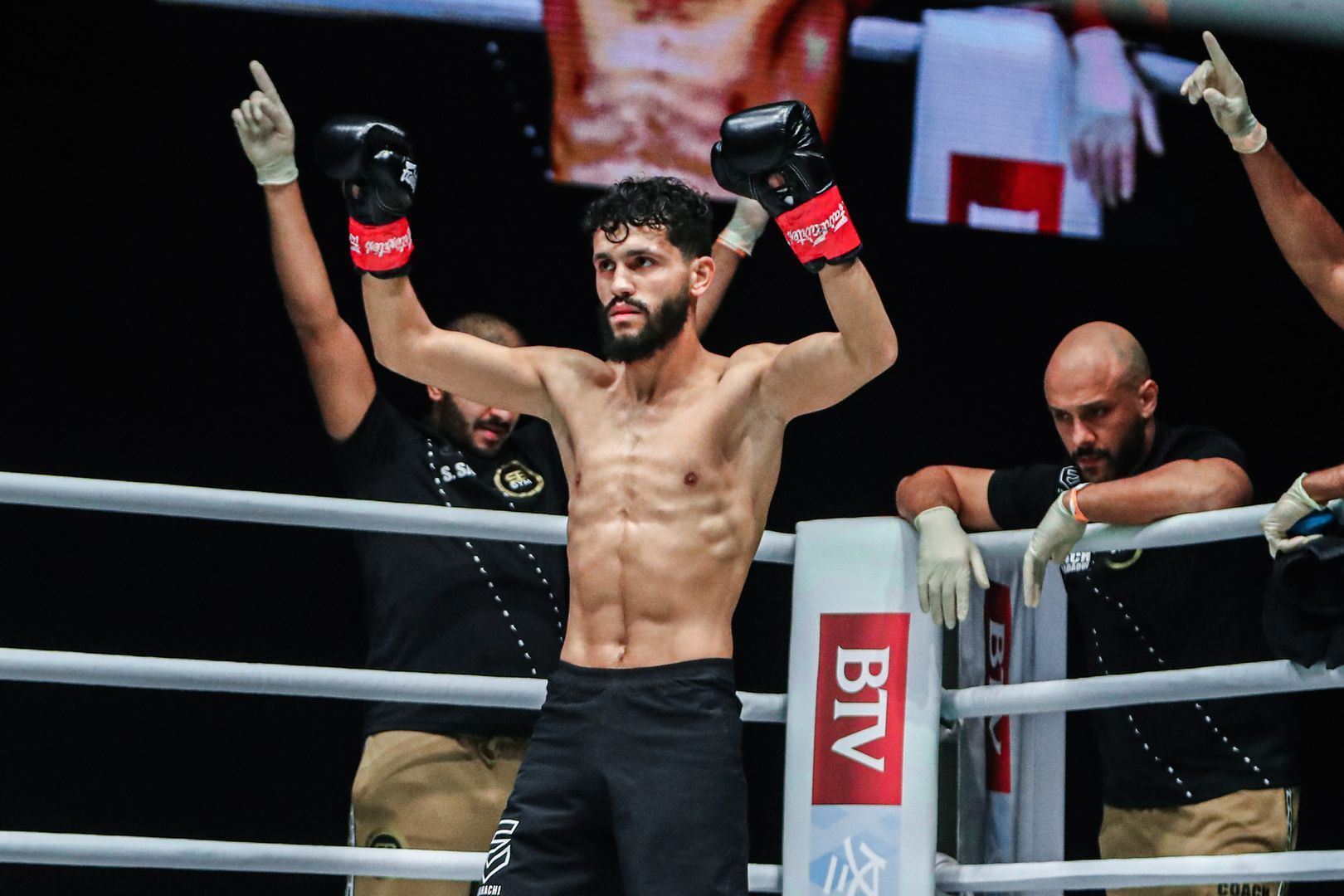 Ilias Ennahachi defeats Wang Wenfeng at ONE AGE OF DRAGONS JHW_8290