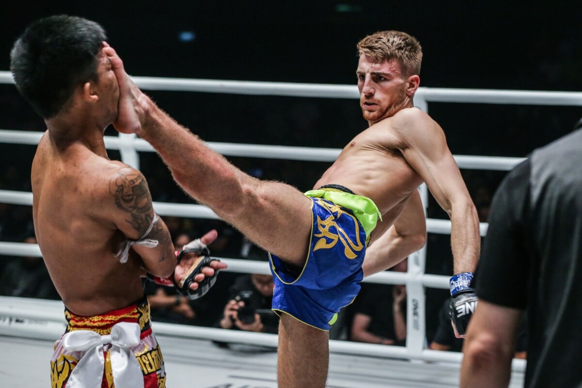 British Muay Thai fighter Jonathan Haggerty keeps Rodtang Jitmuangnon in the face