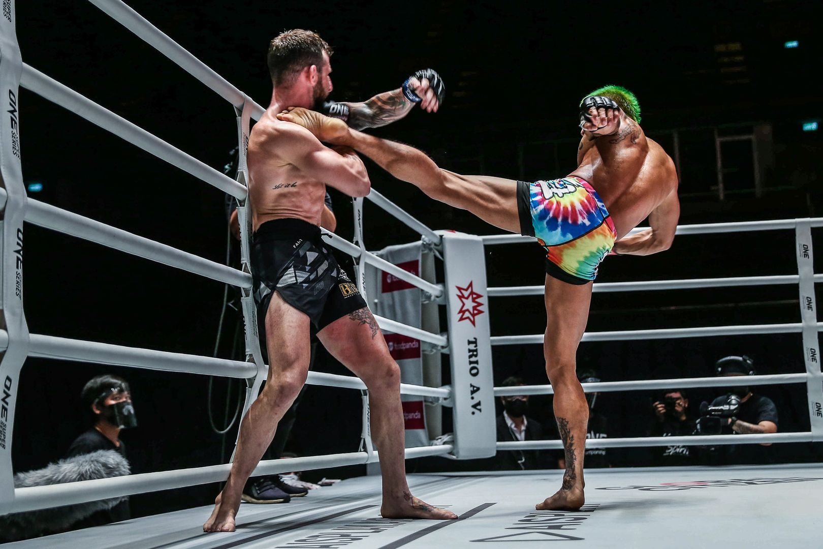 Yodkaikaew Fairtex Alex Schild mixed martial arts 1920X1280 9