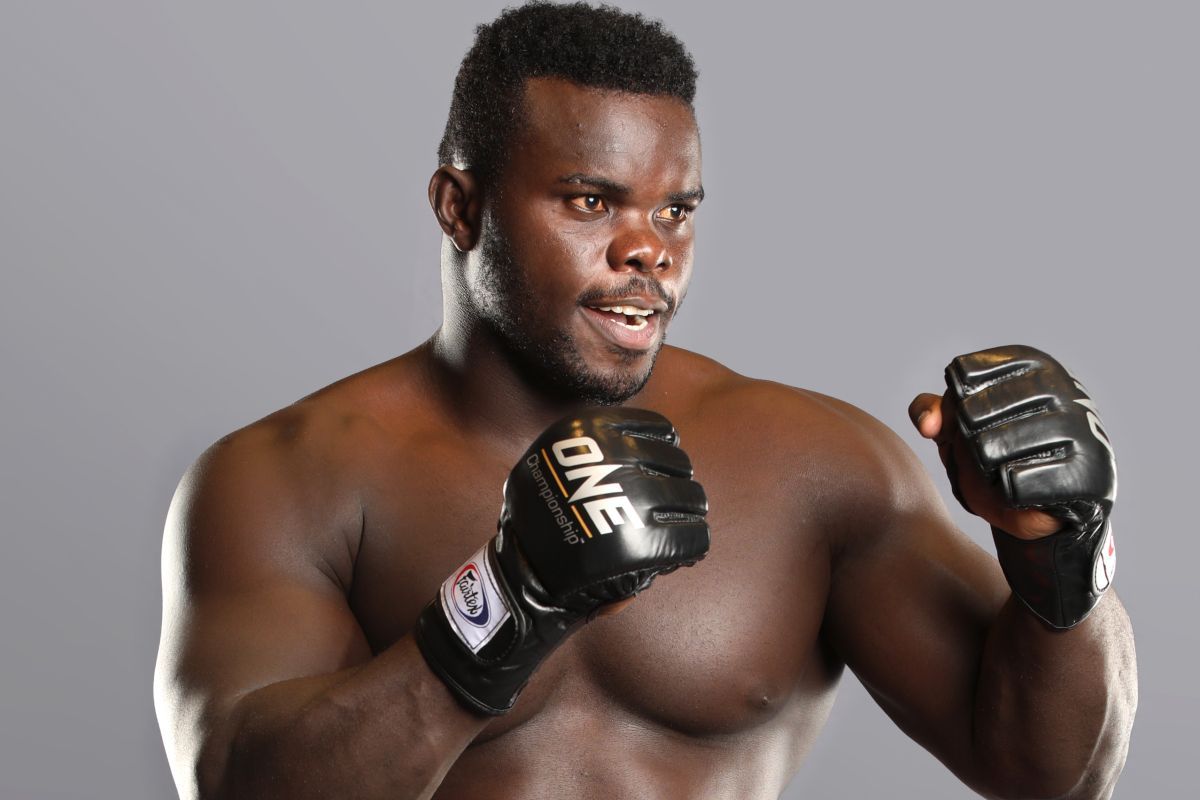 Reug Reug Oumar Kane fight post two fists 1200X800