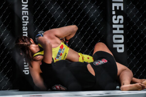 Ayaka Miura Sets Up Scarf hold Americana On Rayane Bastos