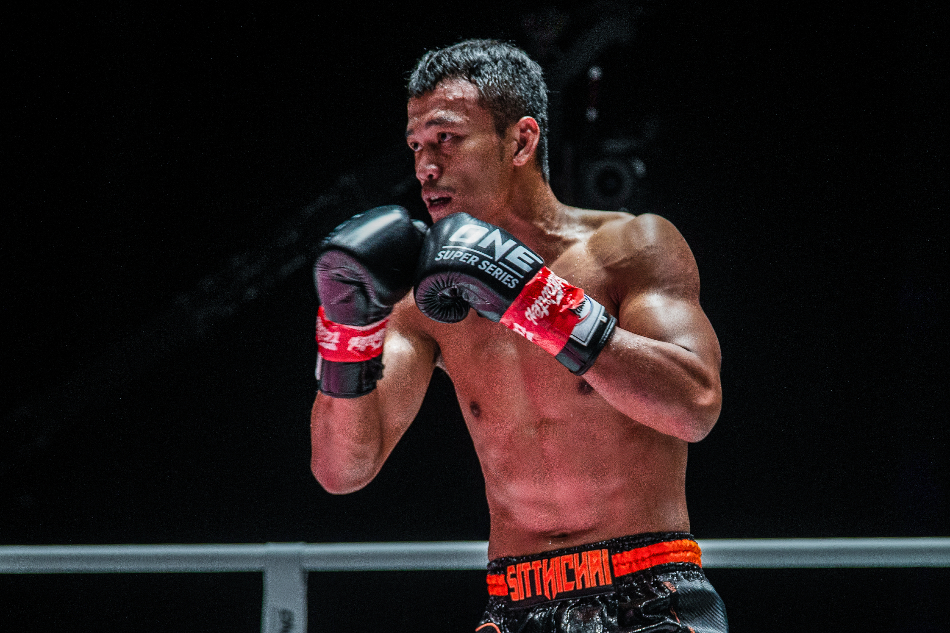 Sitthichai in his southpaw kickboxing stance