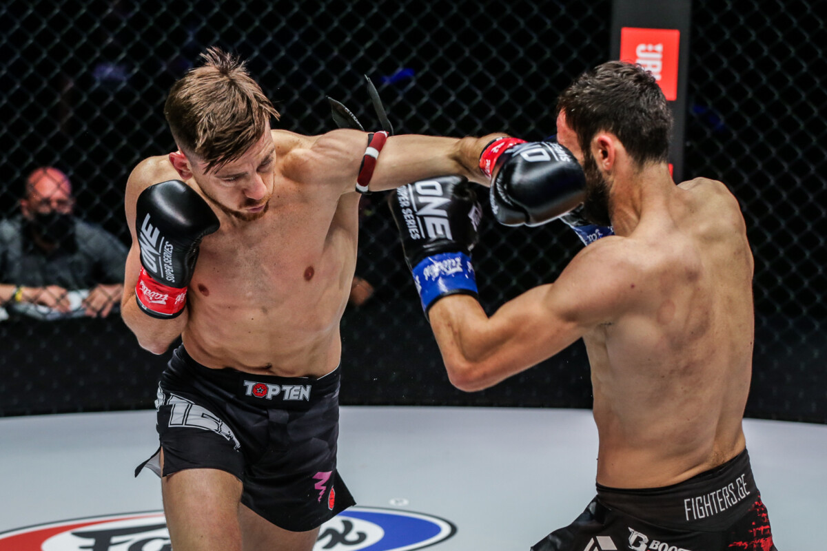 Enriko Kehl hits Davit Kiria with a cross