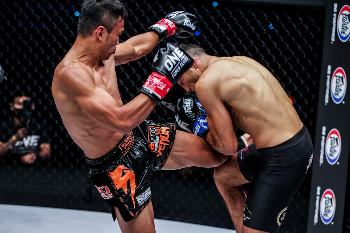 Sitthichai knees Tayfun Ozcan