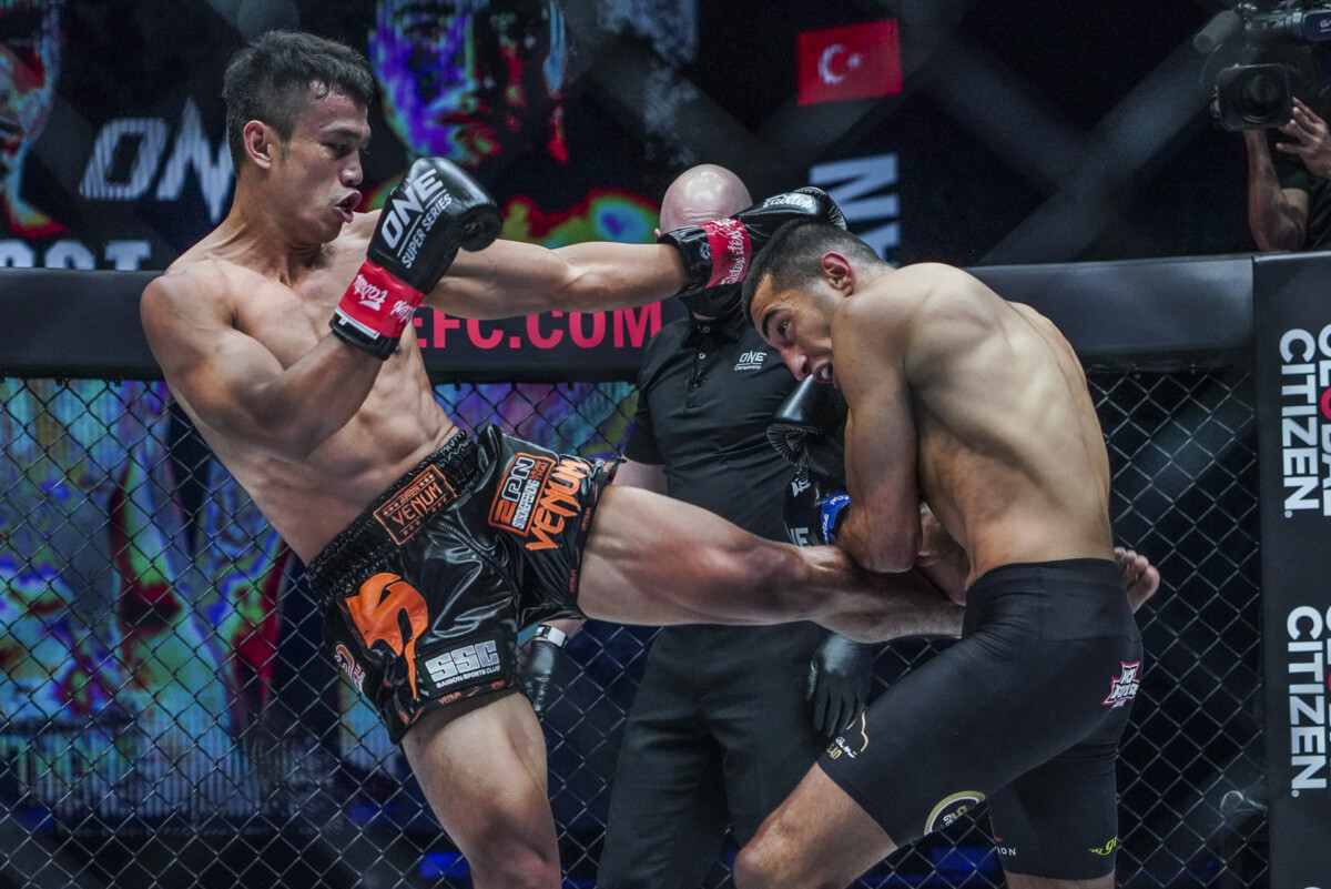 Sitthichai lands a left kick to Tayfun Ozcan's body at ONE: FIRST STRIKE.