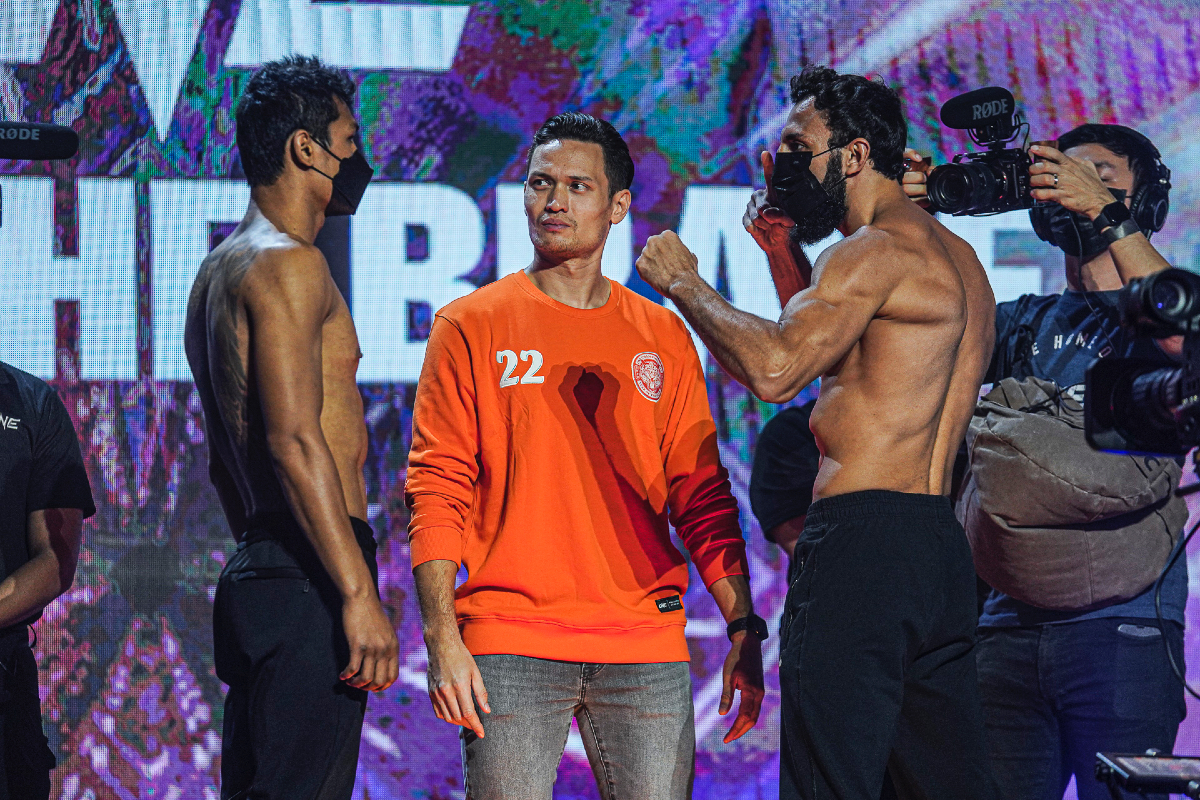 Smokin' Jo Nattawut Staes down Chingiz Allazov