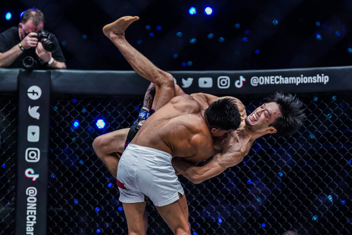Elipitua Siregar takes down Senzo Ikeda