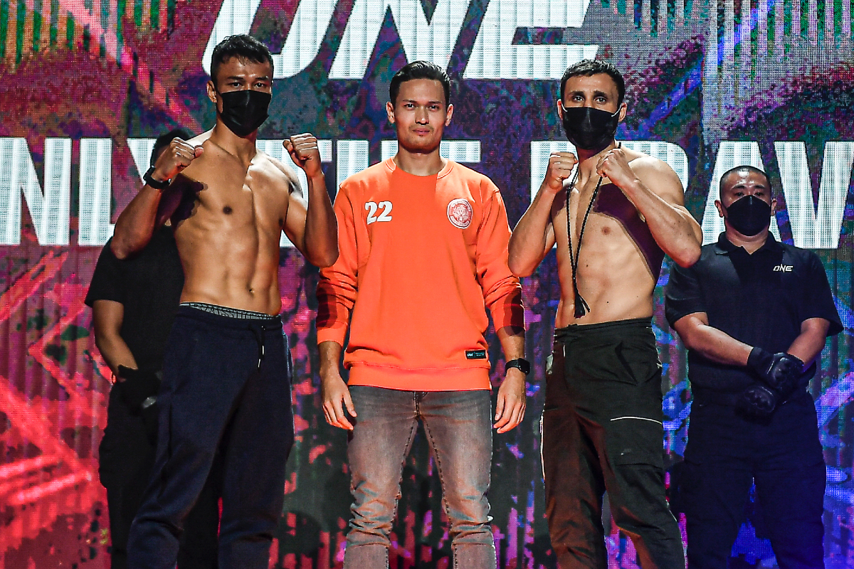 Sitthichai Sitsongpeenong and Davit Kiria face off
