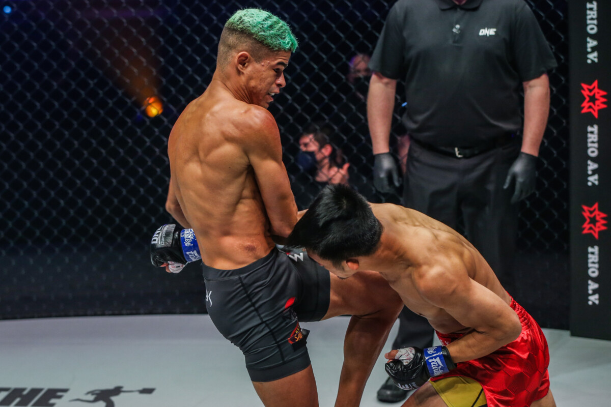 Brazilian MMA fighter Fabricio Andrade knees Jeremy Pacatiw