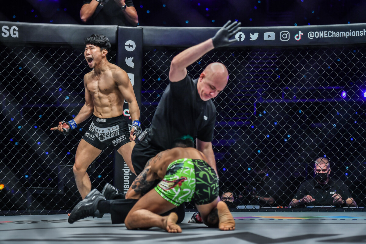 Woo Sung Hoon celebrates knockout of Yodkaikaew Fairtex 