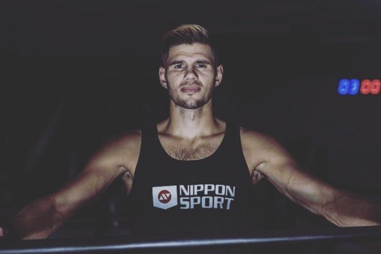 Niclas Larsen poses in front of the ropes