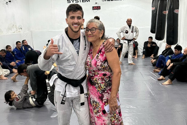 MatheusGabriel Grandma Pose 1200X800 768x512