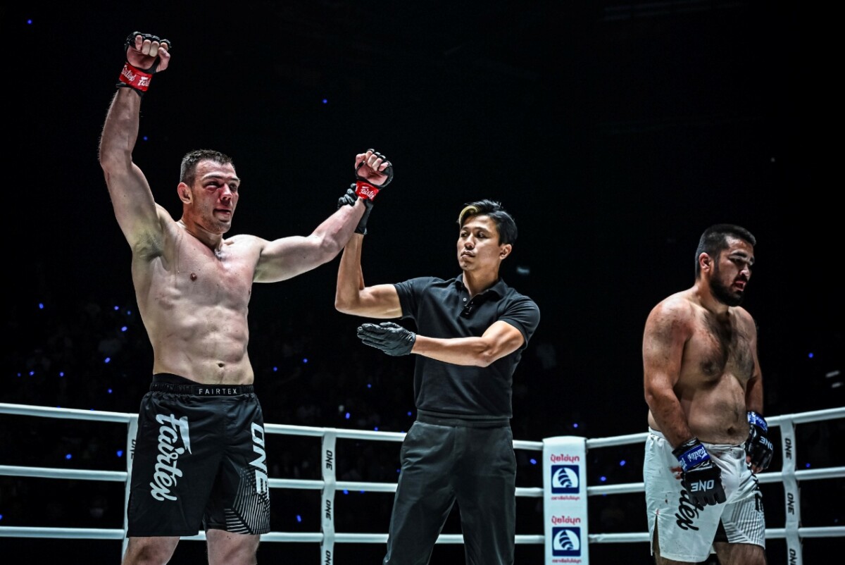 伊万·格尼兹季斯基 第一回合 3分54秒 TKO 胡尔希德别克·博扎尔博耶夫